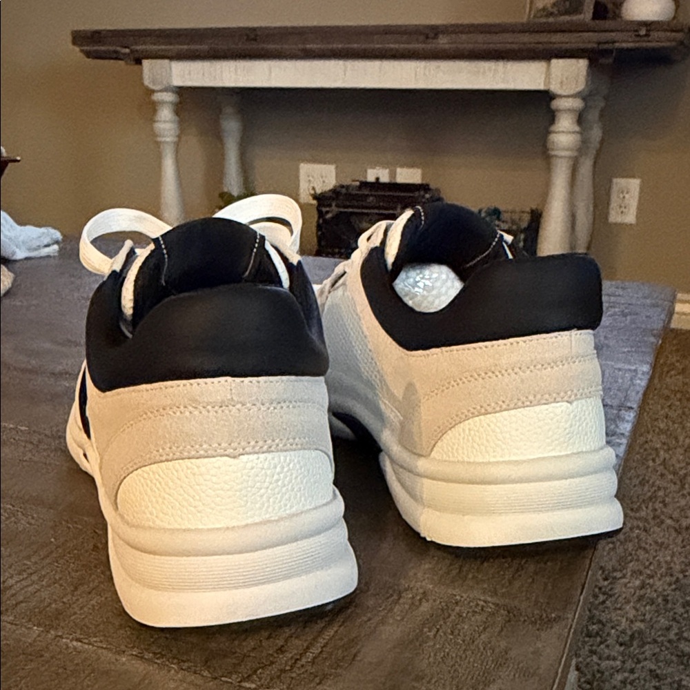Chic Sneakers in Black and White - Picture 4 of 11